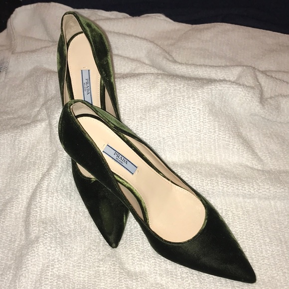 dark green velvet shoes